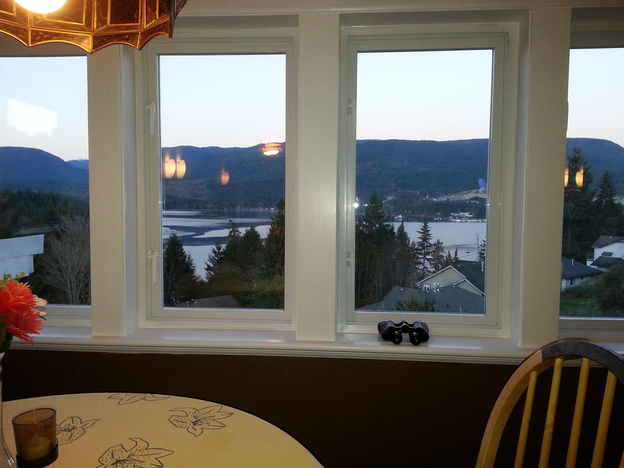 Above The Inlet Hotell Sechelt Exteriör bild